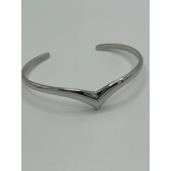 Avon Silver Tone V Bangle - Picture 5 of 7